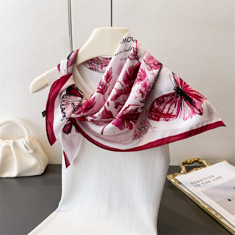 Foulard Quadrato in Seta con S - Ascot Neck Scarf recensione e prezzo